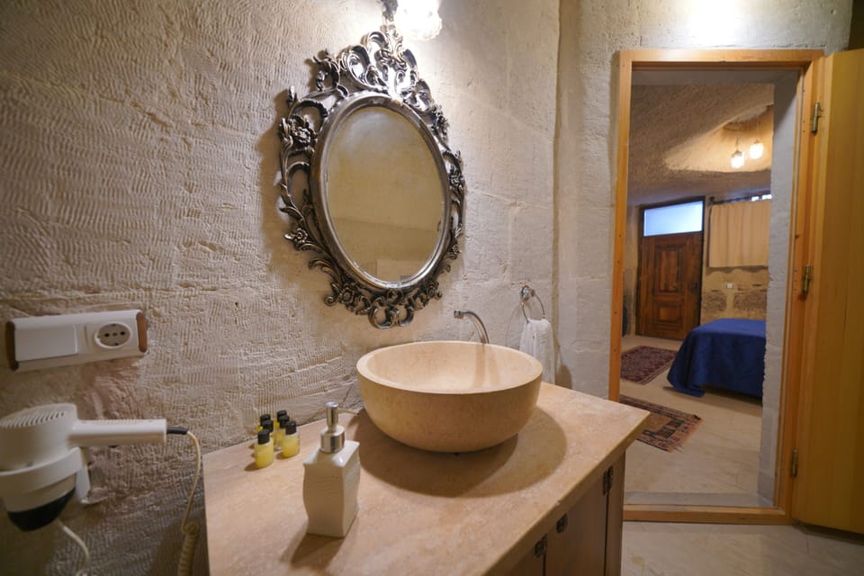 Deluxe Triple Room | Bathroom | Shower, free toiletries, hair dryer, slippers