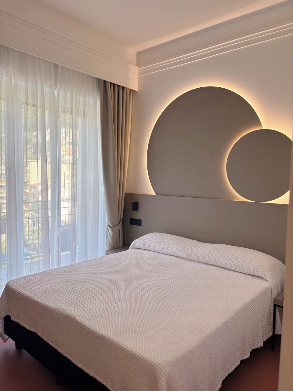 Premium bedding, desk, soundproofing, cribs/infant beds