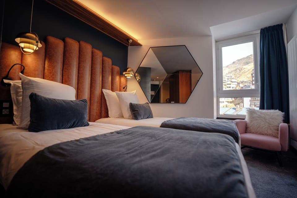 Chambre Double Vue Village | Premium bedding, pillowtop beds, in-room safe, blackout drapes