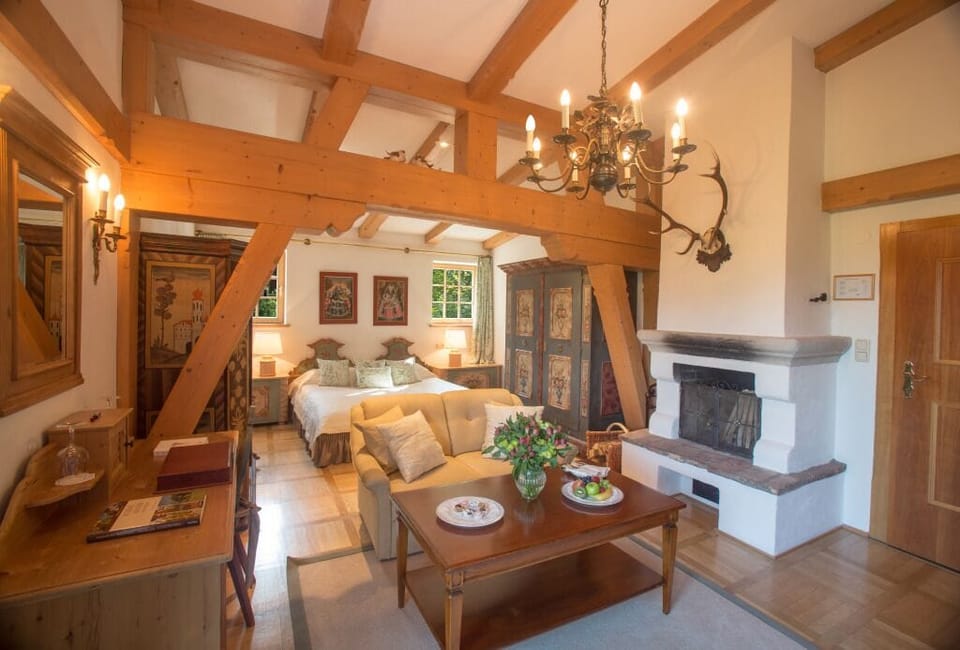 Deluxe Junior Suite | Living room | TV