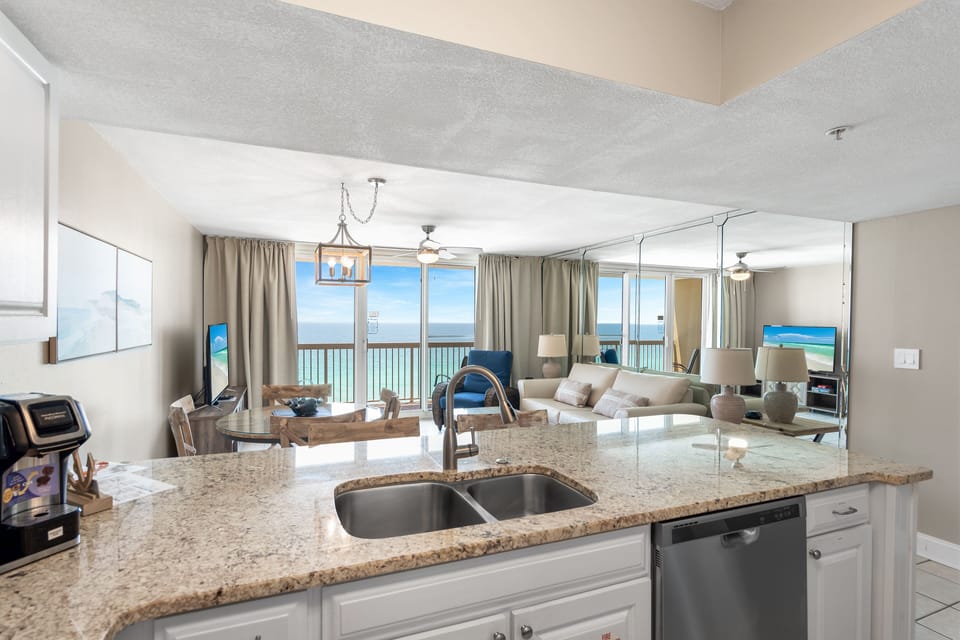 Elite Condo 1 Bedroom 2 Bathrooms Ocean View 11th Floor | Private kitchen | Full-size fridge, microwave, oven, stovetop