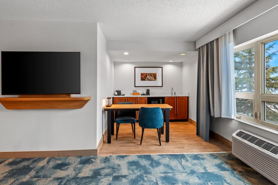 Room, 1 King Bed, Accessible, Lake View (Hearing) | Minibar
