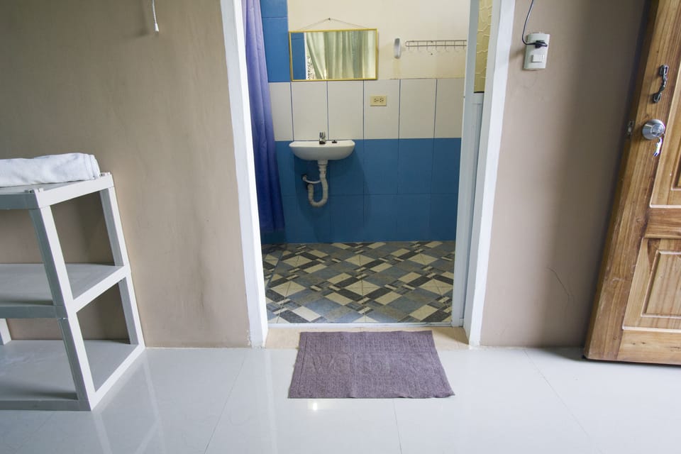 Quadruple Room | Bathroom | Shower, free toiletries, towels, shampoo