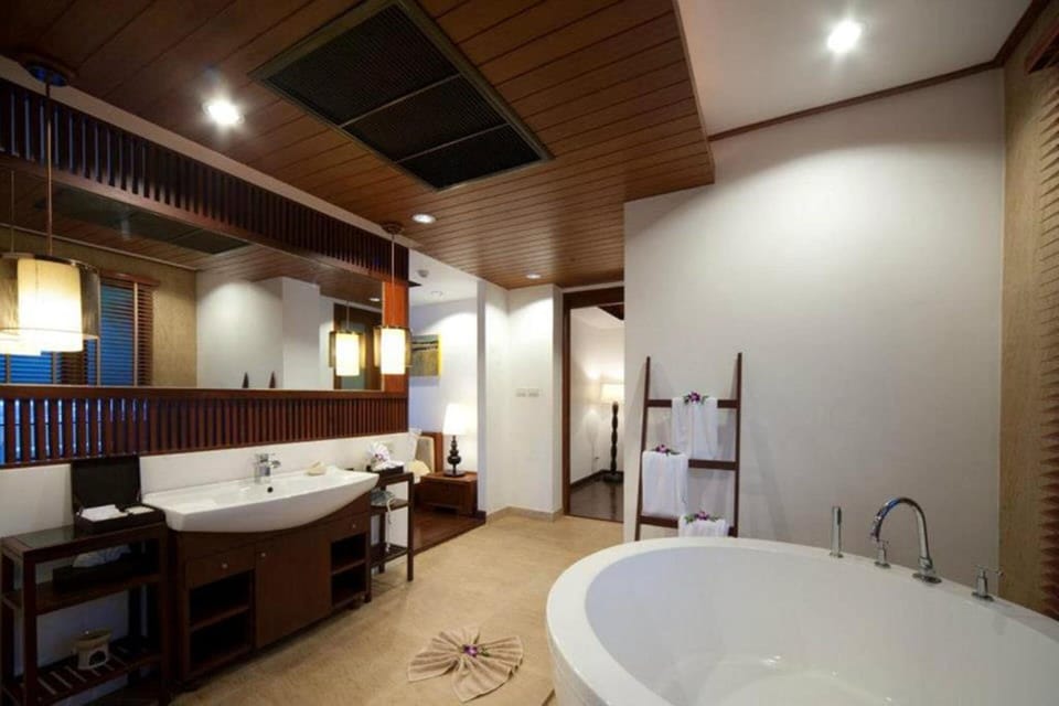 Separate tub and shower, free toiletries, hair dryer, bathrobes