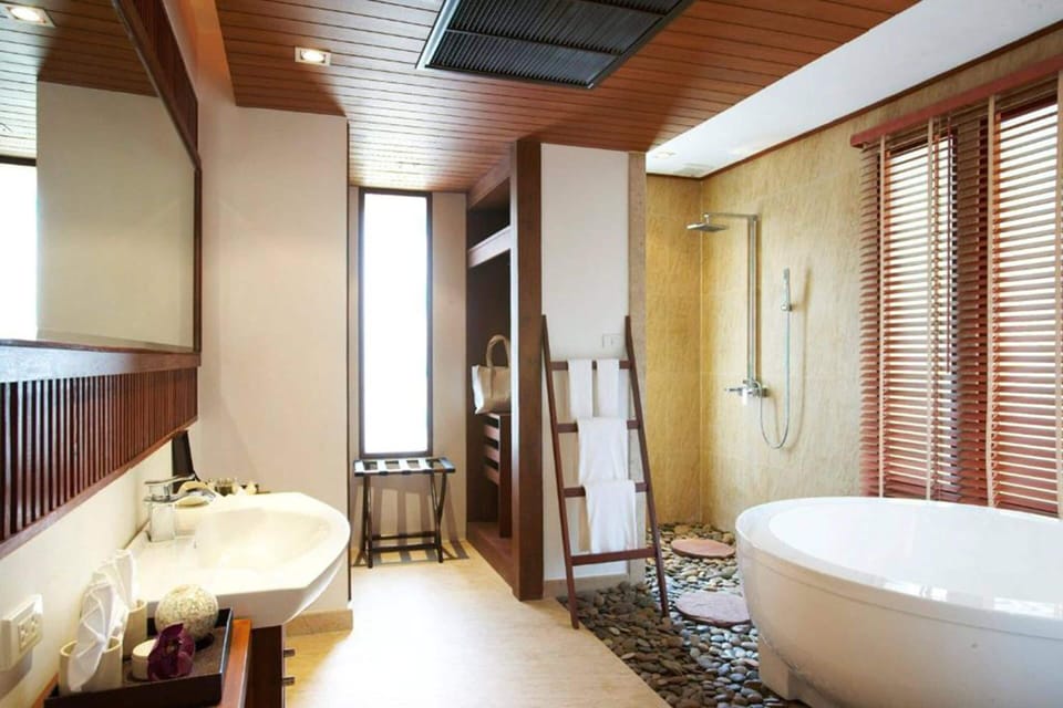 Separate tub and shower, free toiletries, hair dryer, bathrobes