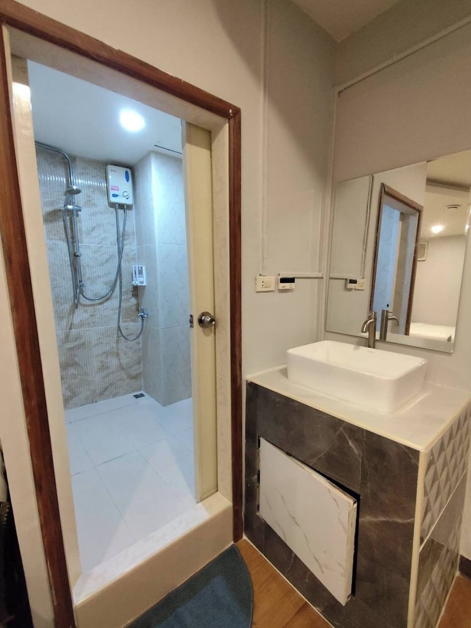 Superior Suite | Bathroom | Shower, slippers, towels, soap