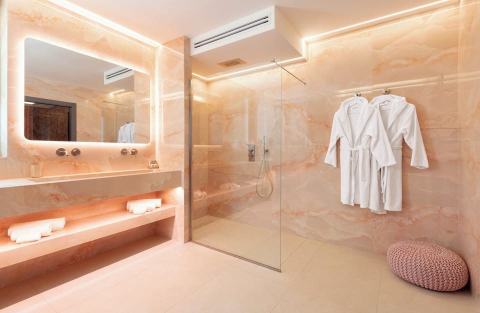 Luxury Room | Bathroom | Separate tub and shower, jetted tub, free toiletries, hair dryer