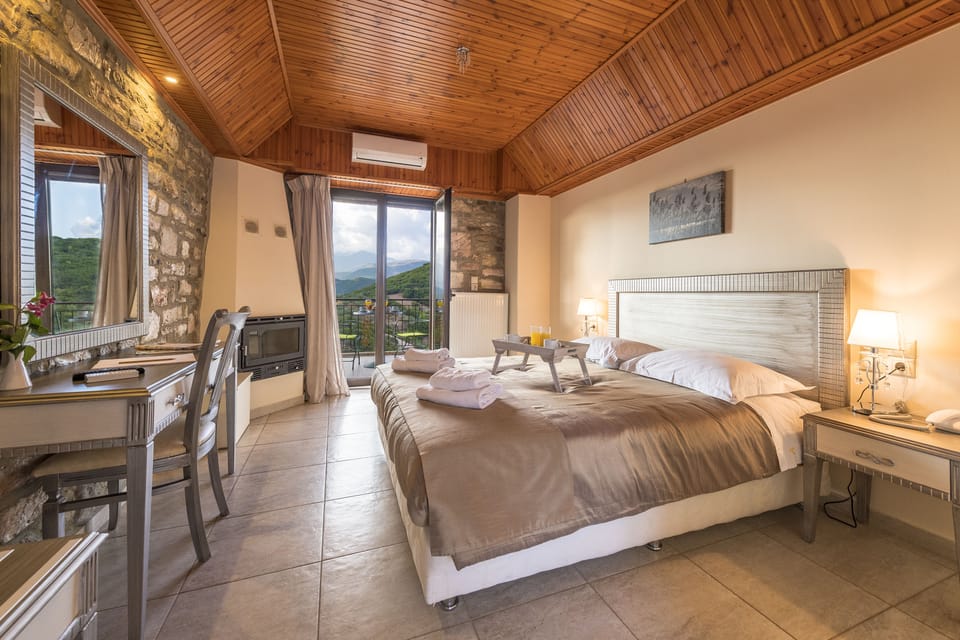 Room (Stone) | In-room safe, desk, soundproofing, free cribs/infant beds