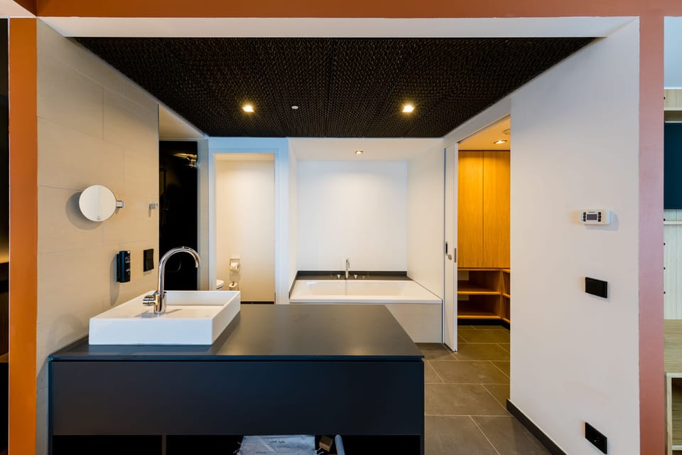 Suite | Bathroom | Shower, rainfall showerhead, hair dryer, towels