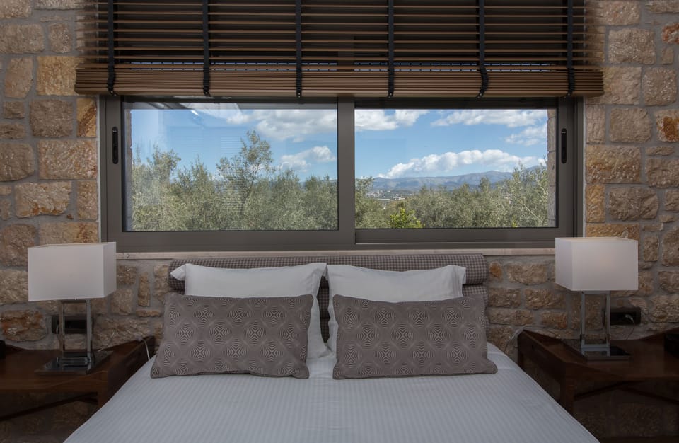 Deluxe Apartment, Hot Tub | In-room safe, soundproofing, iron/ironing board, free cribs/infant beds