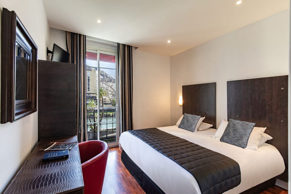 Double Room, Mountain View | Individually decorated, individually furnished, desk, iron/ironing board
