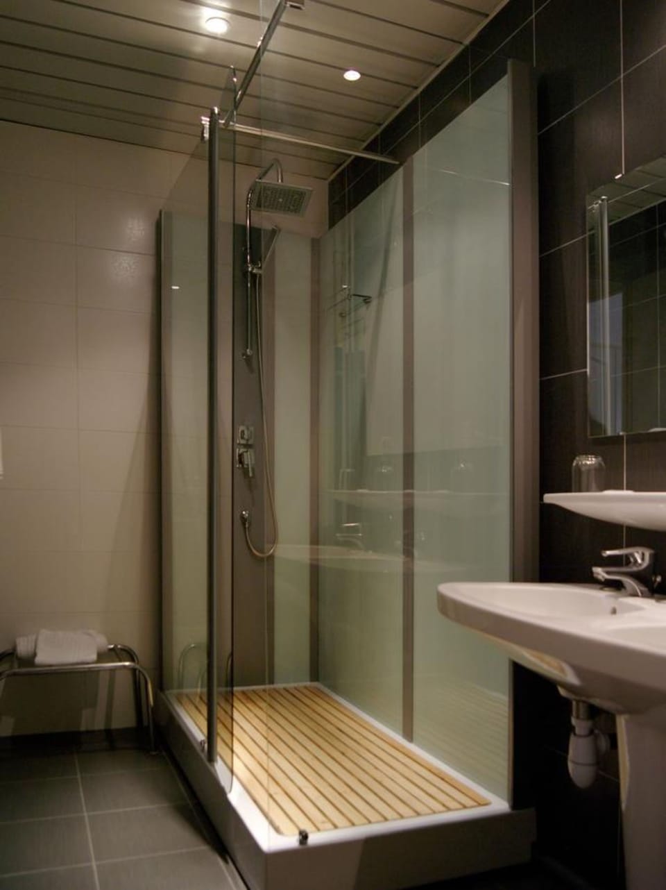 Junior Suite | Bathroom | Combined shower/tub, deep soaking tub, free toiletries, hair dryer