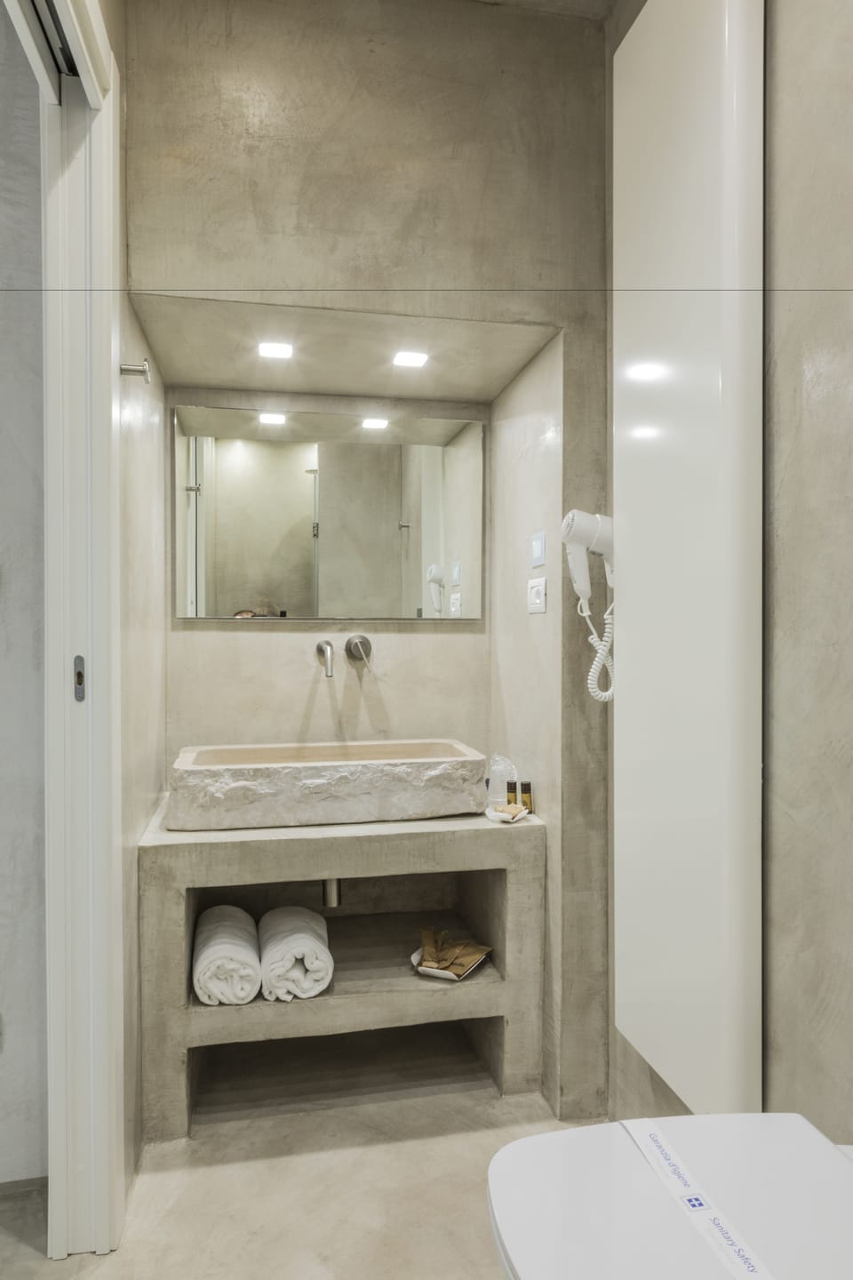 Superior Double or Twin Room, City View | Bathroom | Shower, free toiletries, hair dryer, towels