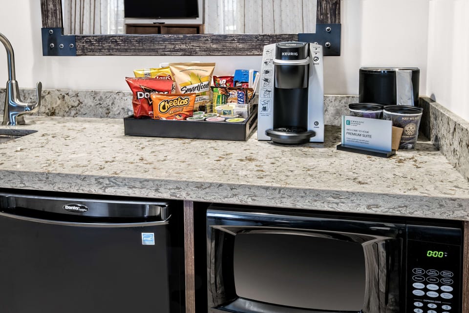 Fridge, microwave