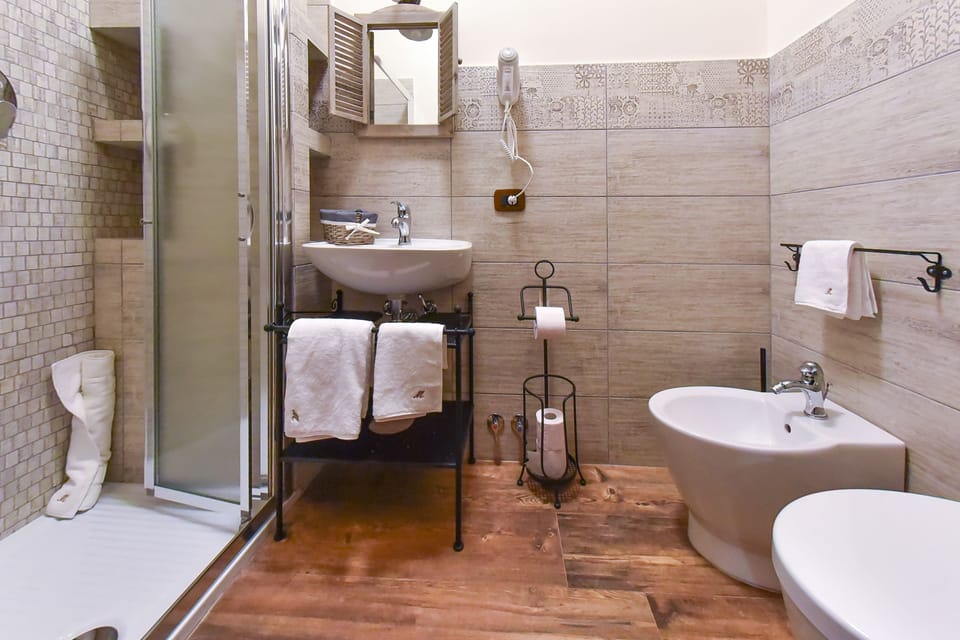 Double Room, Sea View | Bathroom | Shower, free toiletries, bidet, towels