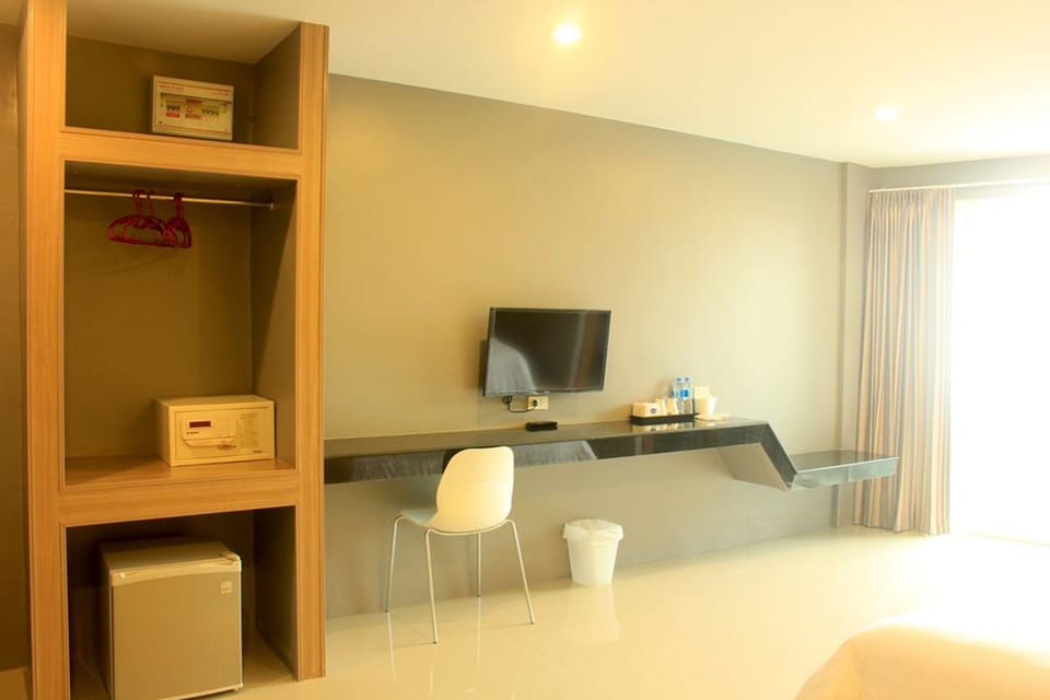 In-room safe, rollaway beds (surcharge), WiFi (free)