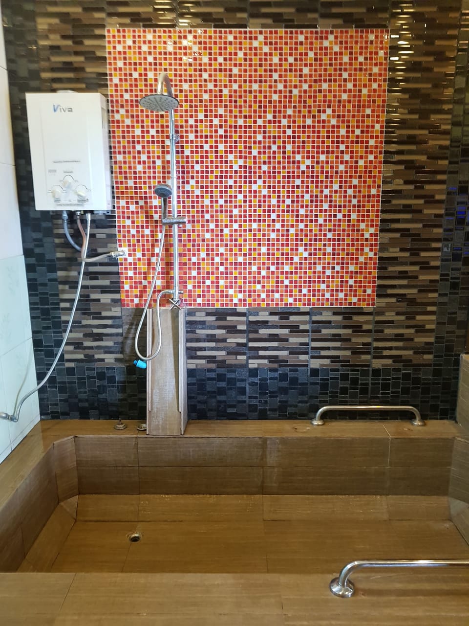 Deluxe Double Room with Air Condition | Bathroom shower
