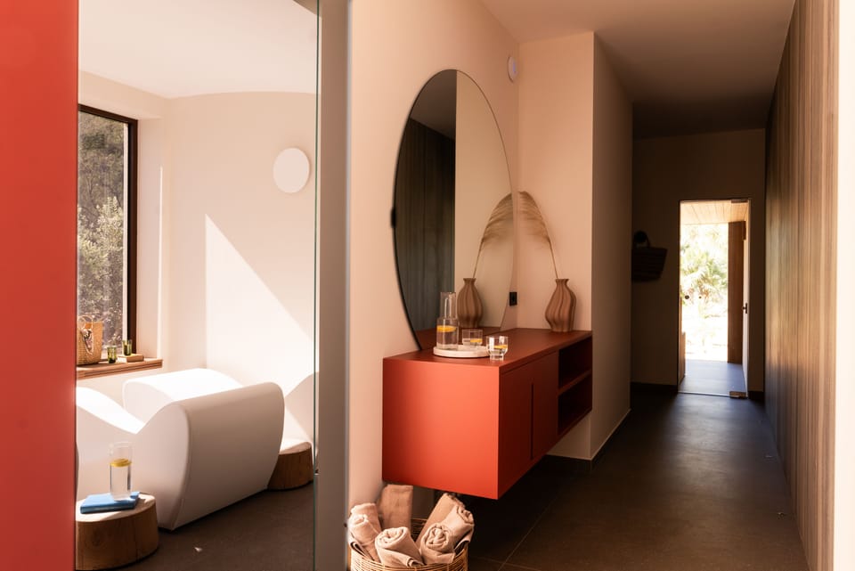 Sauna, hot tub, steam room, hot stone massages, deep-tissue massages