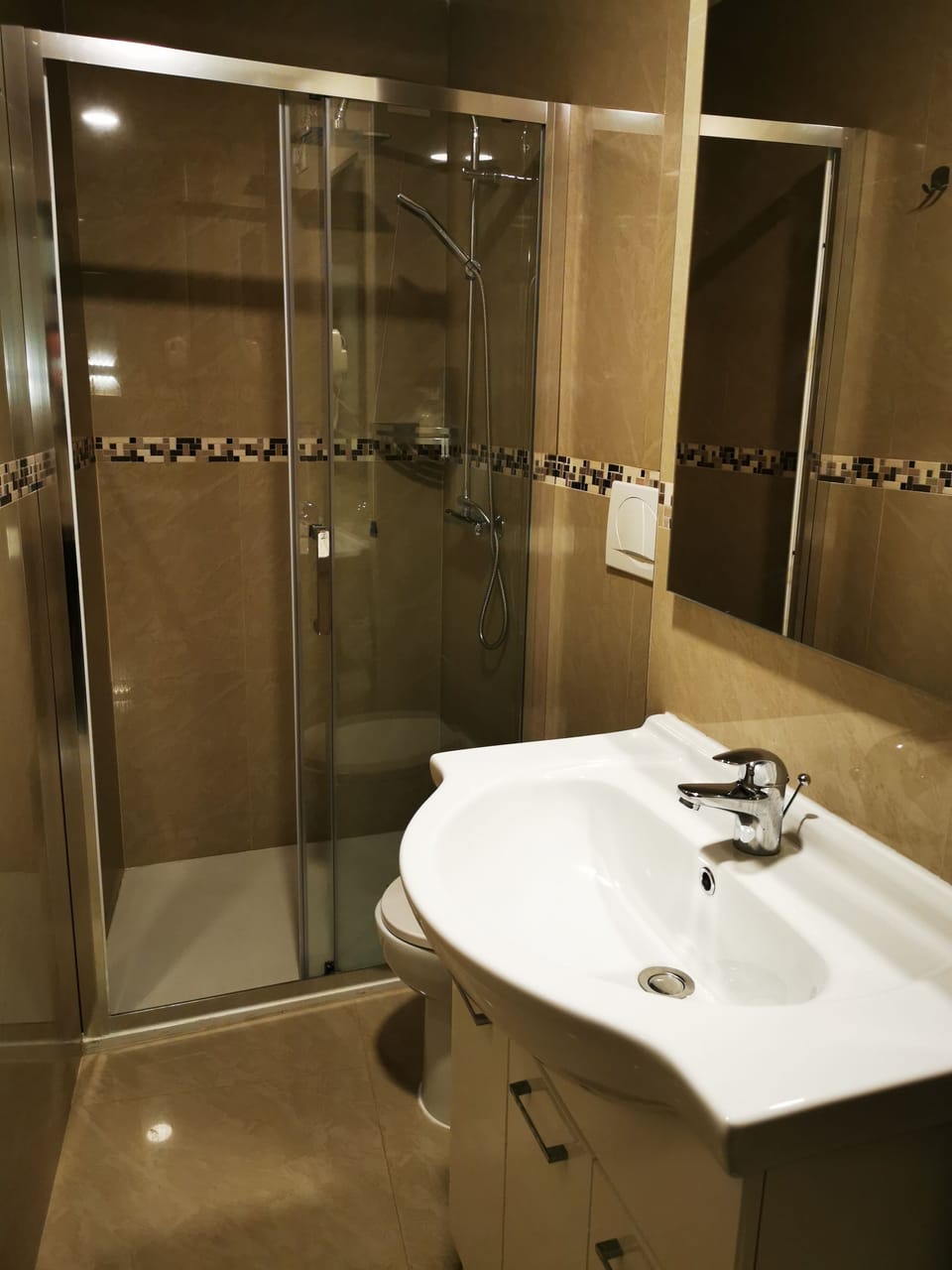 Double or Twin Room | Bathroom | Shower, free toiletries, hair dryer, bidet