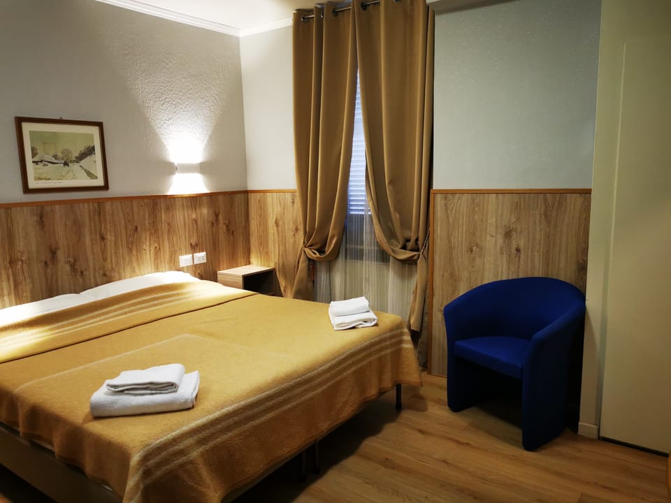 Double or Twin Room | Minibar, in-room safe, desk, blackout drapes