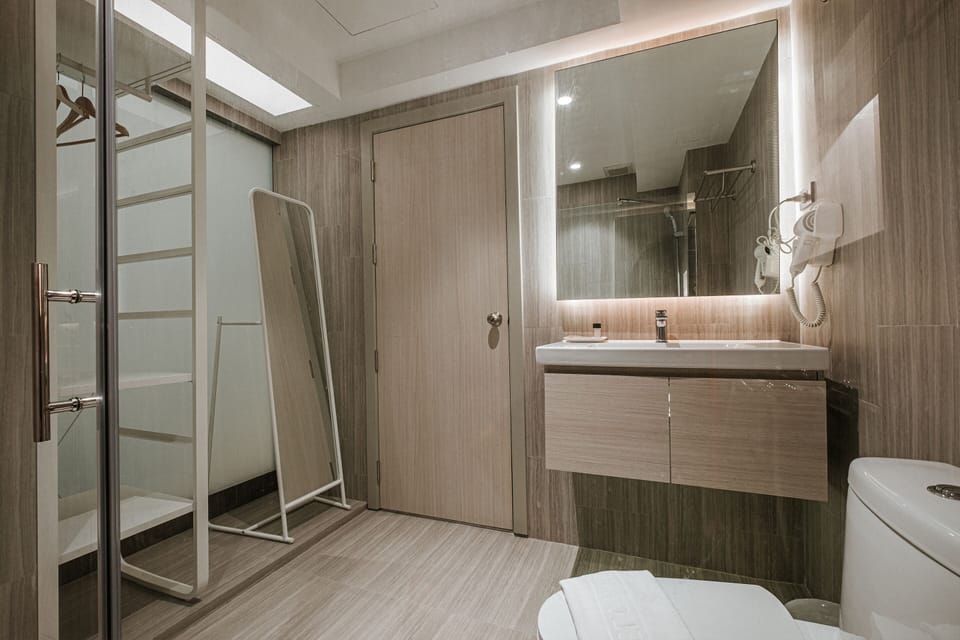 Grand Deluxe Double Bed | Bathroom | Free toiletries, hair dryer, towels