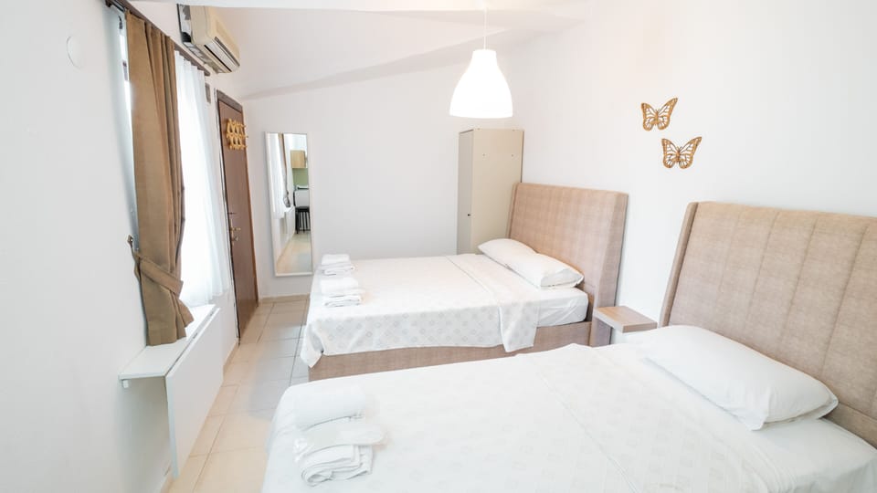 Economy Triple Room | Desk, bed sheets