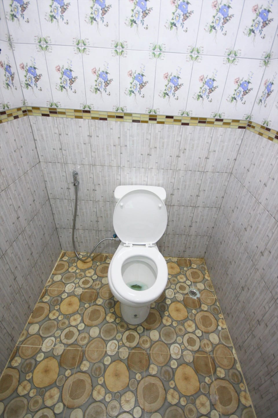 Standard Double Room | Bathroom | Shower, free toiletries, towels