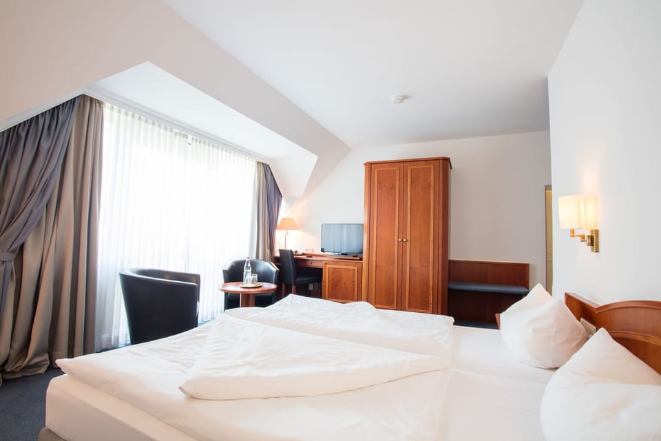 Comfort Triple Room | Living area | Flat-screen TV