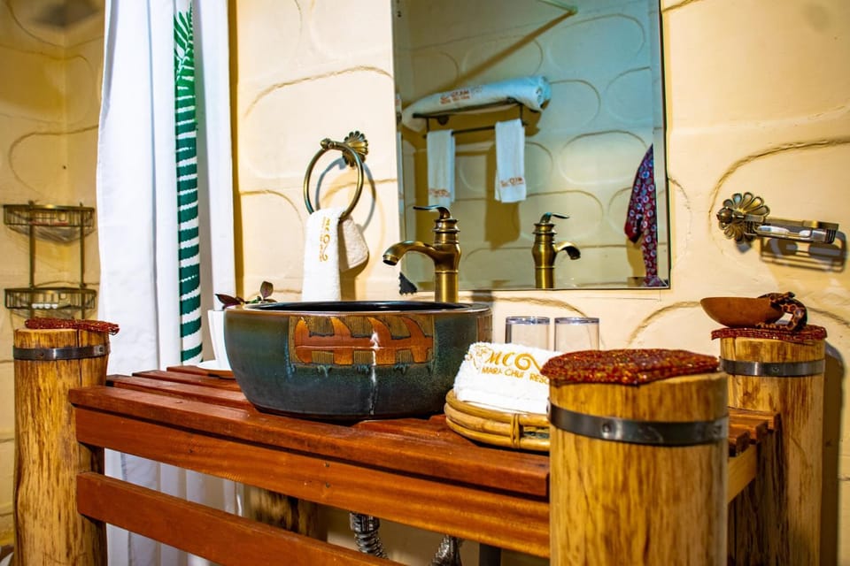 Shower, hydromassage showerhead, free toiletries, hair dryer