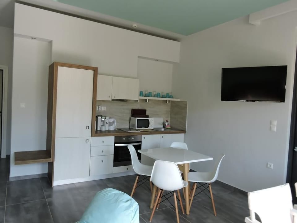 Deluxe Quadruple Room | Living area | Plasma TV