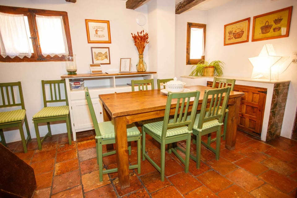 Traditional House, 3 Bedrooms, Corner (Serrador) | Living area | Flat-screen TV, fireplace, Netflix, DVD player