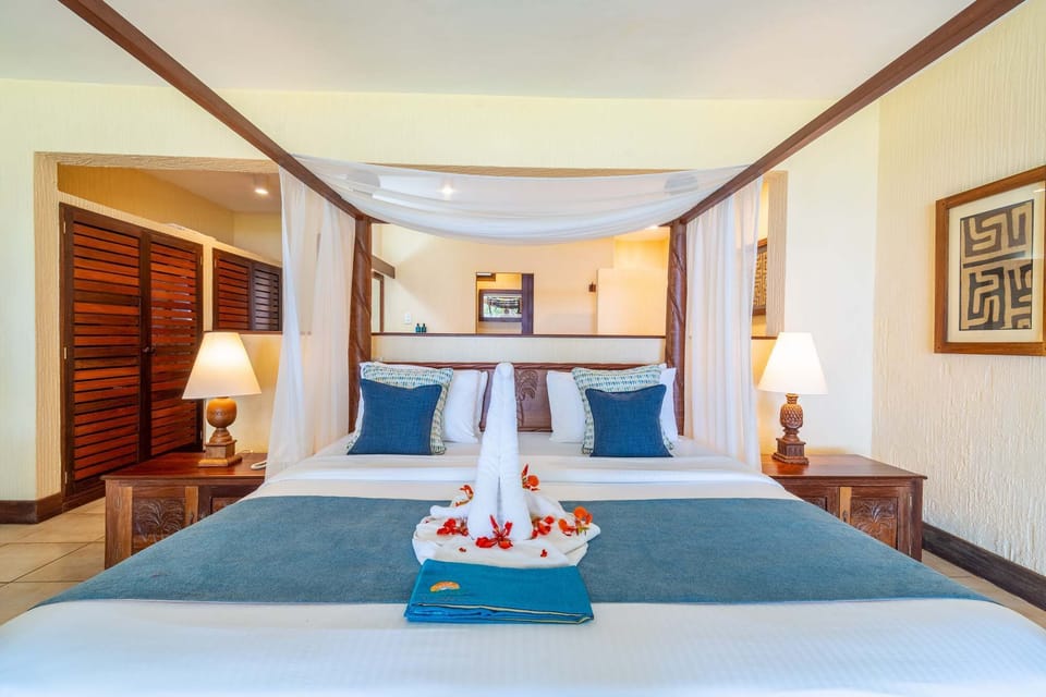 Junior Suite, Non Smoking, Ocean View | In-room safe, desk, blackout drapes, rollaway beds