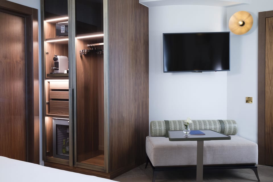 6 bedrooms, premium bedding, minibar, in-room safe