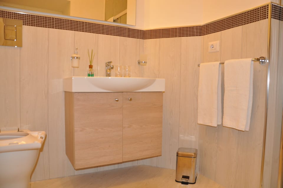 Comfort Double or Twin Room, 2 Twin Beds, Ensuite | Bathroom | Shower, rainfall showerhead, free toiletries, hair dryer