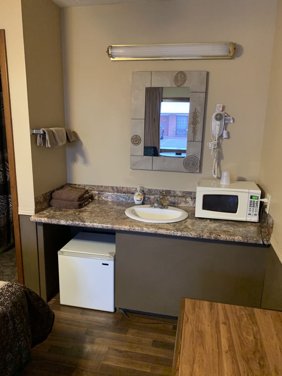 Standard Room, 1 King Bed, Smoking | Pillowtop beds, desk, blackout drapes, free WiFi