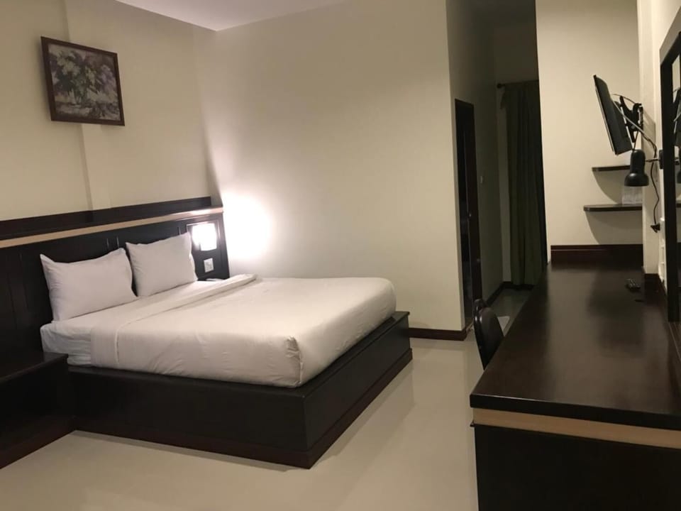 Desk, soundproofing, WiFi (free)
