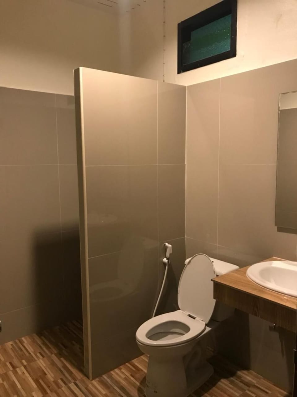 Shower, free toiletries, towels