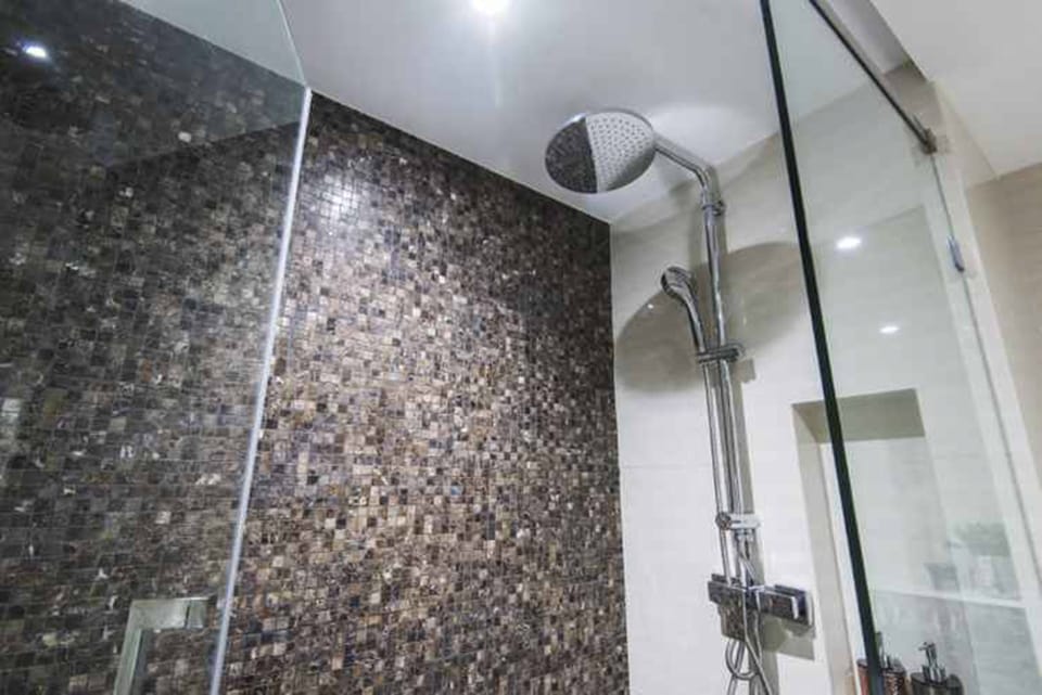 Shower, rainfall showerhead, free toiletries, hair dryer