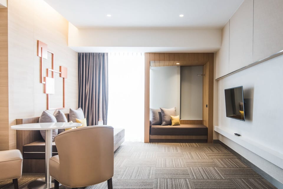 Executive Suite | Living area | 32-inch flat-screen TV with cable channels, TV