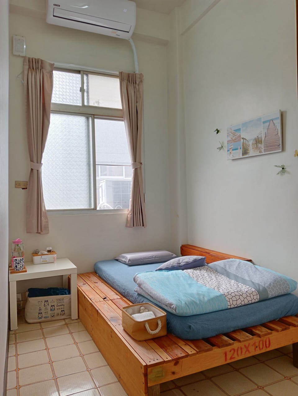 Blackout drapes, free WiFi, bed sheets