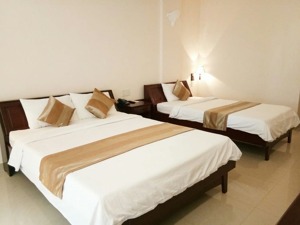 Deluxe Triple Room | Minibar, desk