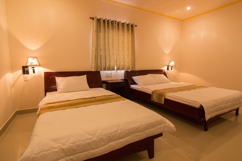 Deluxe Triple Room | Minibar, desk