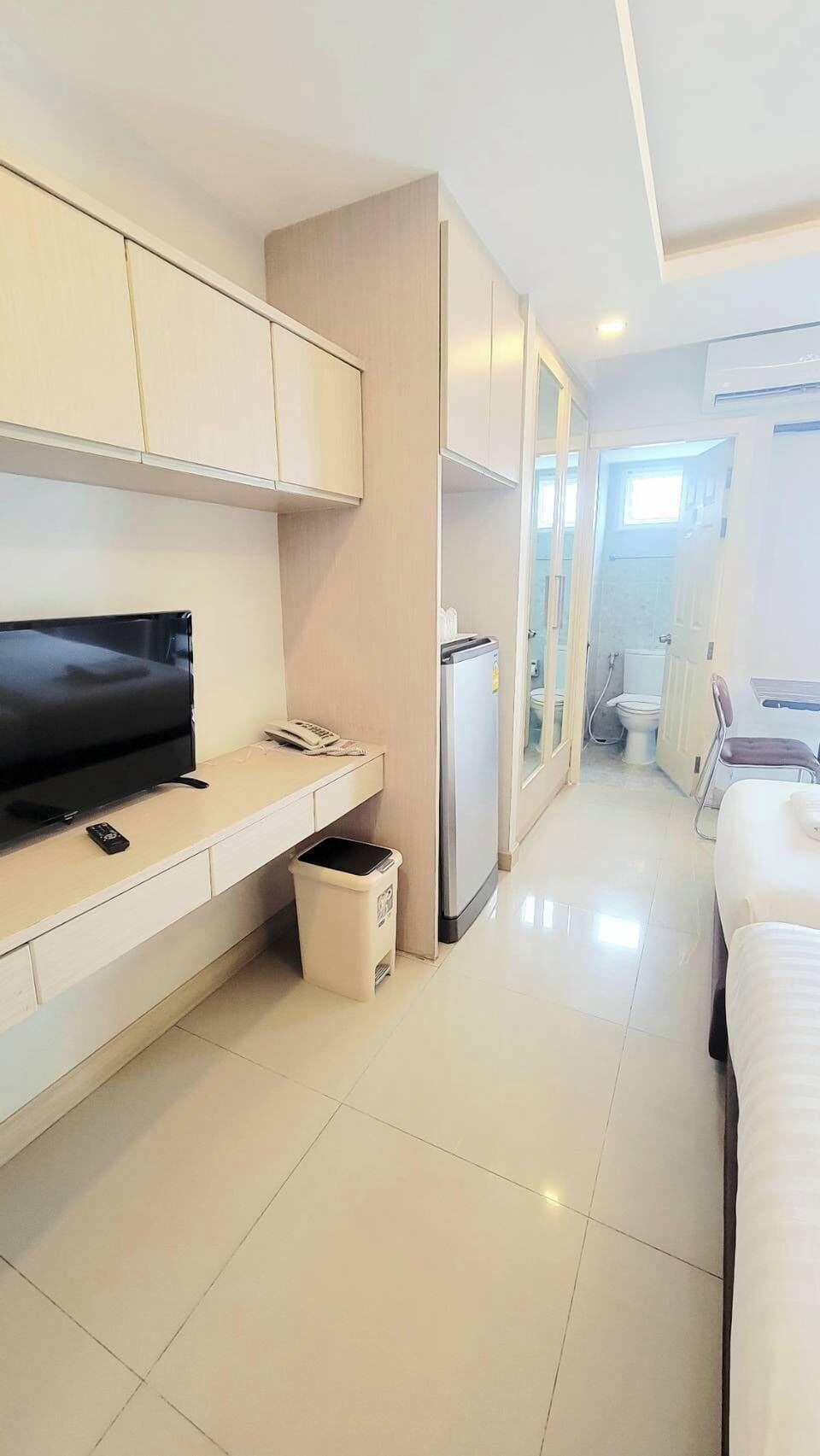 Extra Bed With 3 Beds Room | In-room safe, desk, blackout drapes, free WiFi