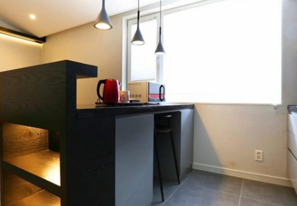 300 | Private kitchen | Stovetop, electric kettle