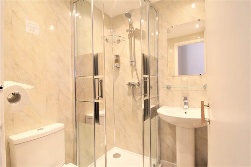 Single Room | Bathroom | Shower, free toiletries, hair dryer, towels