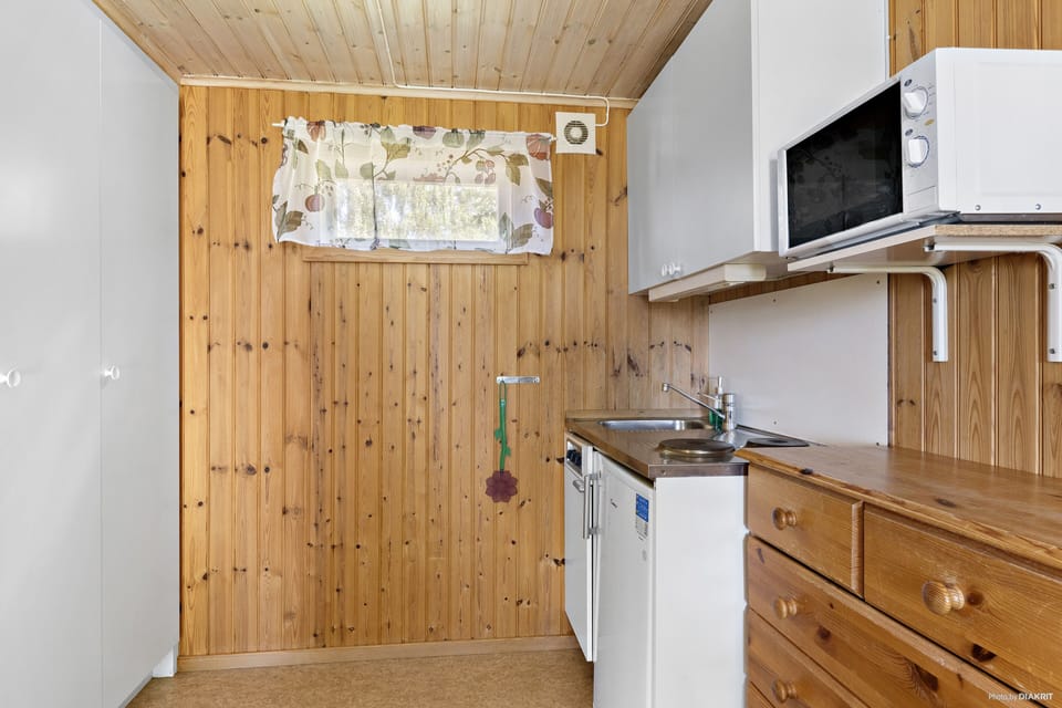 Cabin (Torsöstuga) | Private kitchenette | Fridge, microwave, stovetop, coffee/tea maker