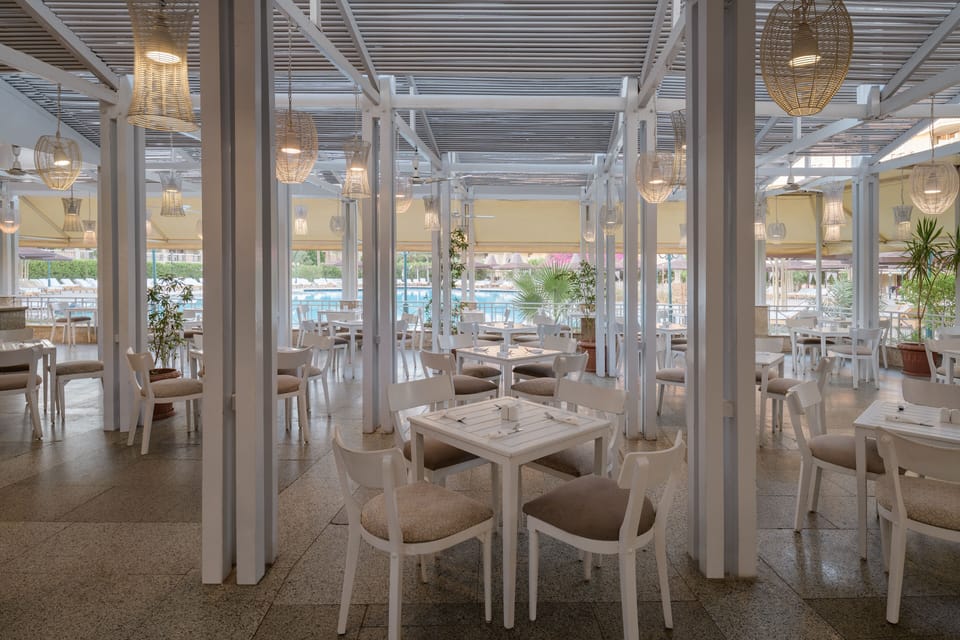 5 restaurants, dinner served