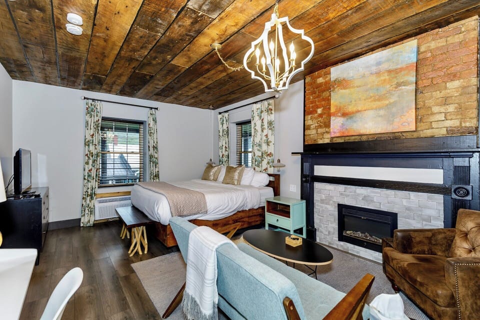 Deluxe Room | Blackout drapes, free WiFi