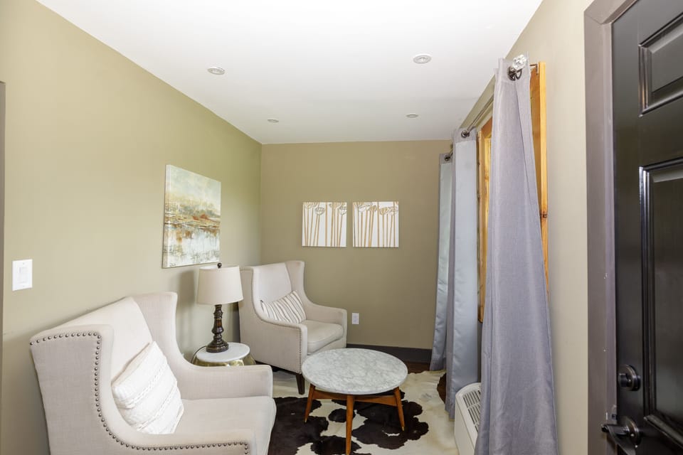 Standard Room, 1 Queen Bed (No Pets) | Blackout drapes, free WiFi