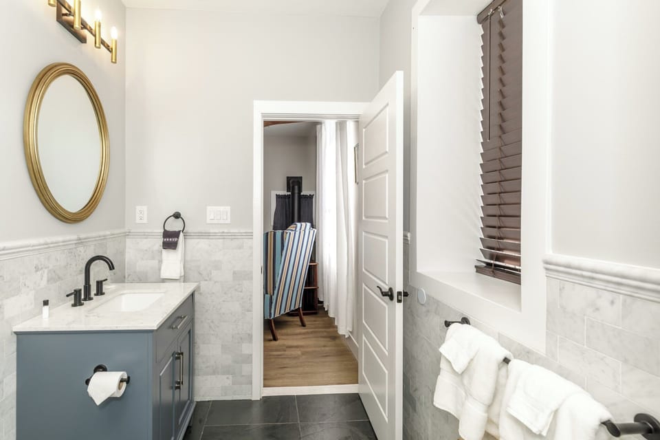 Deluxe Room | Bathroom | Shower